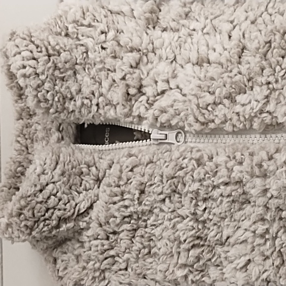 So Soft, Fluffy, Lightweight, jersey knit lined, 2 pocket, Sherpa Vest EUC - Picture 7 of 10